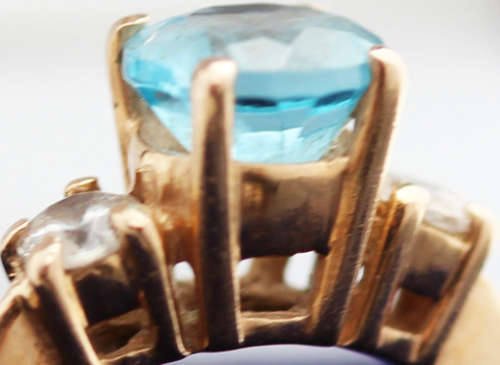 VINTAGE ENGLISH 9CT YELLOW GOLD RING.  ROUND CUT SWISS BLUE TOPAZ. 375