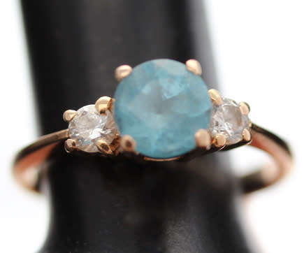 VINTAGE ENGLISH 9CT YELLOW GOLD RING.  ROUND CUT SWISS BLUE TOPAZ. 375