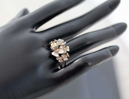 FROM IRELAND! PRETTY VINTAGE STERLING SILVER FLORAL CLUSTER DESIGN RING. IRELAND HALLMARKING. 925