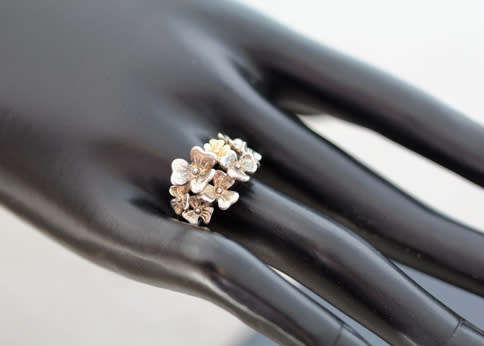 FROM IRELAND! PRETTY VINTAGE STERLING SILVER FLORAL CLUSTER DESIGN RING. IRELAND HALLMARKING. 925