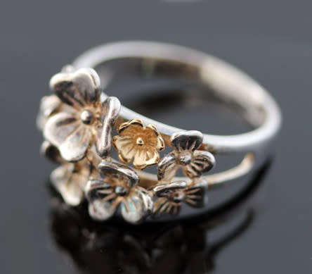 FROM IRELAND! PRETTY VINTAGE STERLING SILVER FLORAL CLUSTER DESIGN RING. IRELAND HALLMARKING. 925