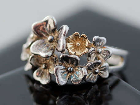 FROM IRELAND! PRETTY VINTAGE STERLING SILVER FLORAL CLUSTER DESIGN RING. IRELAND HALLMARKING. 925