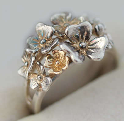 FROM IRELAND! PRETTY VINTAGE STERLING SILVER FLORAL CLUSTER DESIGN RING. IRELAND HALLMARKING. 925