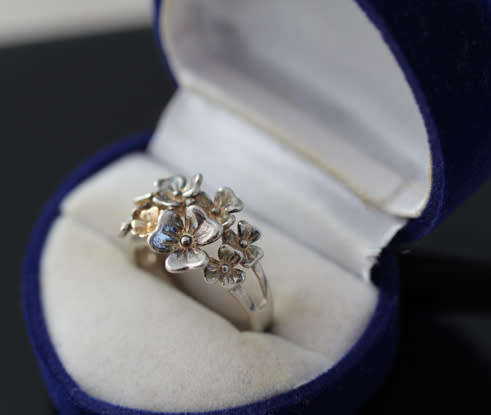 FROM IRELAND! PRETTY VINTAGE STERLING SILVER FLORAL CLUSTER DESIGN RING. IRELAND HALLMARKING. 925