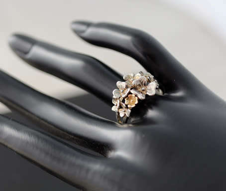 FROM IRELAND! PRETTY VINTAGE STERLING SILVER FLORAL CLUSTER DESIGN RING. IRELAND HALLMARKING. 925