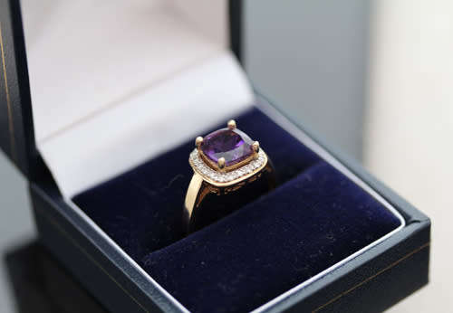 VINTAGE AMETHYST AND DIAMOND 10K YELLOW GOLD RING. *JEWELLER'S EVALUATION R18'000*