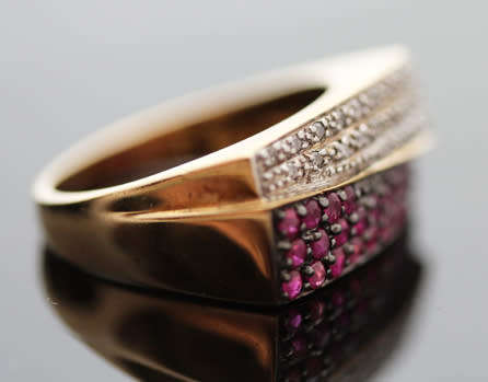 VERY UNUSUAL GEOMETRIC RUBY AND DIAMOND 9CT YELLOW GOLD RING. HEAVY! *JEWELLER EVALUATION R18'000*