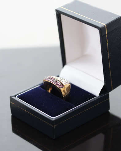 VERY UNUSUAL GEOMETRIC RUBY AND DIAMOND 9CT YELLOW GOLD RING. HEAVY! *JEWELLER EVALUATION R18'000*