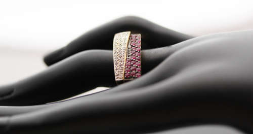 VERY UNUSUAL GEOMETRIC RUBY AND DIAMOND 9CT YELLOW GOLD RING. HEAVY! *JEWELLER EVALUATION R18'000*