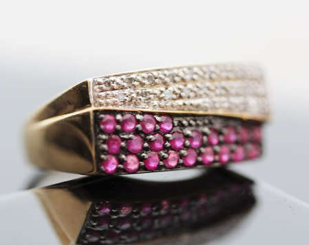 VERY UNUSUAL GEOMETRIC RUBY AND DIAMOND 9CT YELLOW GOLD RING. HEAVY! *JEWELLER EVALUATION R18'000*