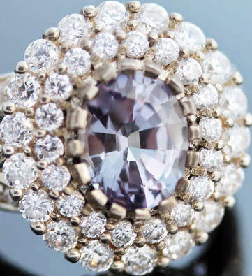 VINTAGE 3,06CT DEEP LILAC SPINEL RING WITH BRIGHT WHITE STONE ACCENTS SET IN STERLING SILVER