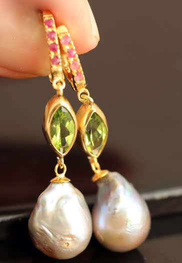 GLAMOROUS RUBY, PERIDOT AND BAROQUE PEARL GOLD-HUED STERLING SILVER DROP & DANGLE EARRINGS. 925