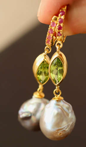 GLAMOROUS RUBY, PERIDOT AND BAROQUE PEARL GOLD-HUED STERLING SILVER DROP & DANGLE EARRINGS. 925