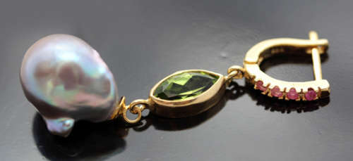 GLAMOROUS RUBY, PERIDOT AND BAROQUE PEARL GOLD-HUED STERLING SILVER DROP & DANGLE EARRINGS. 925