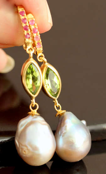GLAMOROUS RUBY, PERIDOT AND BAROQUE PEARL GOLD-HUED STERLING SILVER DROP & DANGLE EARRINGS. 925