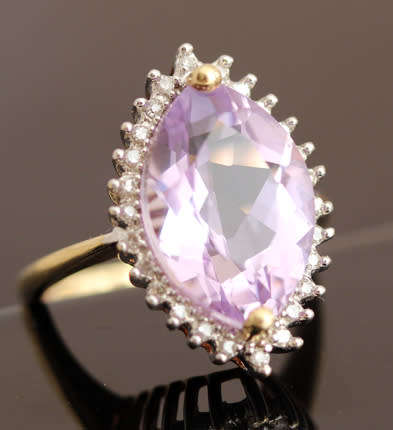 GORGEOUS 9CT GOLD ENGLISH VINTAGE MARQUISE-CUT AMETHYST SOLITAIRE RING WITH DIAMOND FRAME