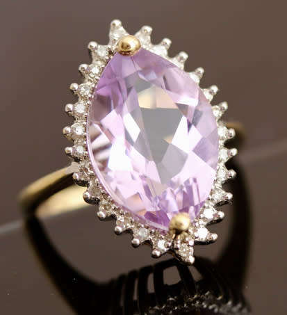 GORGEOUS 9CT GOLD ENGLISH VINTAGE MARQUISE-CUT AMETHYST SOLITAIRE RING WITH DIAMOND FRAME