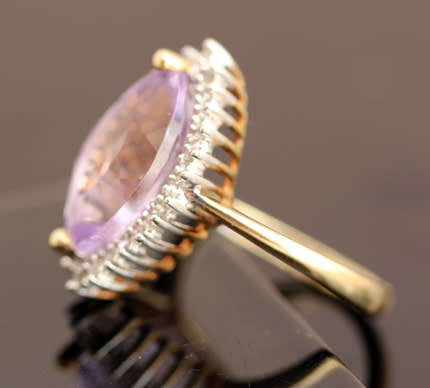 GORGEOUS 9CT GOLD ENGLISH VINTAGE MARQUISE-CUT AMETHYST SOLITAIRE RING WITH DIAMOND FRAME