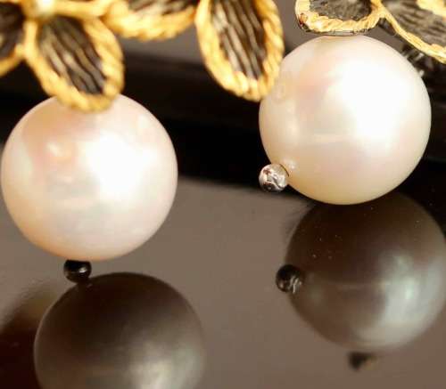 UNUSUAL STERLING SILVER EARRINGS. NATURAL BAROQUE PEARLS. LARGE TACTILE TRI-FLOWER FEATURE