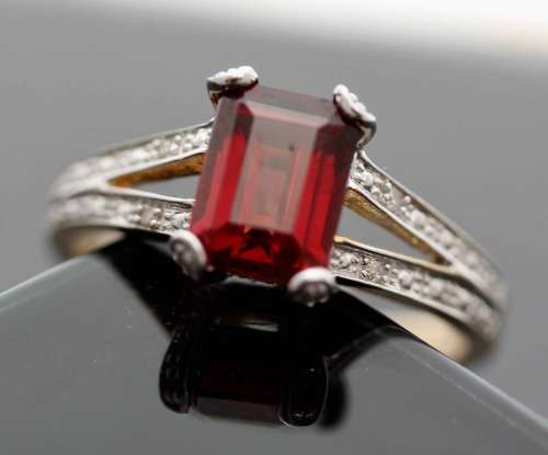 ENGLISH VINTAGE BAGUETTE-CUT GARNET 9CT YELLOW & WHITE GOLD RING WITH DIAMOND ACCENTS. RICH COLOURS!