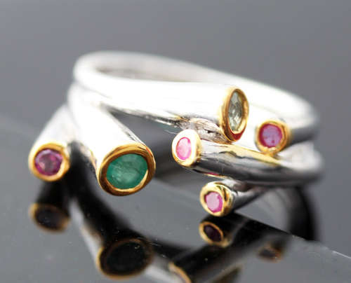 HANDMADE ULTRA-MODERN EMERALD, PERIDOT AND RHODALITE GARNET STERLING SILVER RING TUBE STRAND DETAIL
