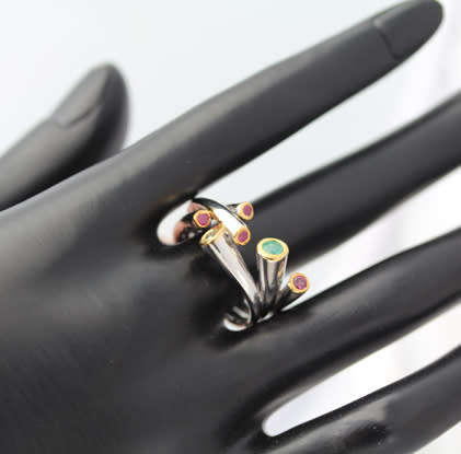 HANDMADE ULTRA-MODERN EMERALD, PERIDOT AND RHODALITE GARNET STERLING SILVER RING TUBE STRAND DETAIL