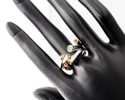 HANDMADE ULTRA-MODERN EMERALD, PERIDOT AND RHODALITE GARNET STERLING SILVER RING TUBE STRAND DETAIL