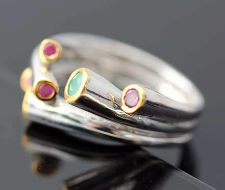 HANDMADE ULTRA-MODERN EMERALD, PERIDOT AND RHODALITE GARNET STERLING SILVER RING TUBE STRAND DETAIL