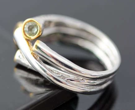 HANDMADE ULTRA-MODERN EMERALD, PERIDOT AND RHODALITE GARNET STERLING SILVER RING TUBE STRAND DETAIL