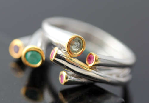 HANDMADE ULTRA-MODERN EMERALD, PERIDOT AND RHODALITE GARNET STERLING SILVER RING TUBE STRAND DETAIL