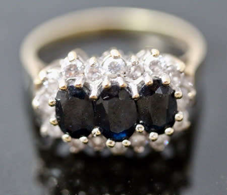 VINTAGE ENGLISH OVAL FACETED DARK BLUE SPINEL 9CT YELLOW GOLD RING. 375. LONDON 1989 ASSAY