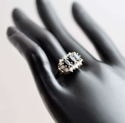 VINTAGE ENGLISH OVAL FACETED DARK BLUE SPINEL 9CT YELLOW GOLD RING. 375. LONDON 1989 ASSAY