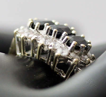 VINTAGE ENGLISH OVAL FACETED DARK BLUE SPINEL 9CT YELLOW GOLD RING. 375. LONDON 1989 ASSAY