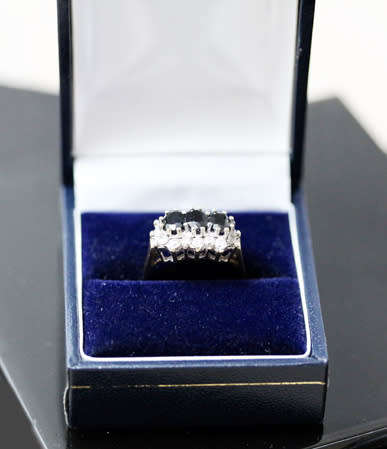 VINTAGE ENGLISH OVAL FACETED DARK BLUE SPINEL 9CT YELLOW GOLD RING. 375. LONDON 1989 ASSAY