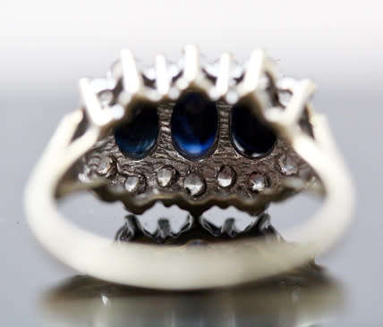 VINTAGE ENGLISH OVAL FACETED DARK BLUE SPINEL 9CT YELLOW GOLD RING. 375. LONDON 1989 ASSAY