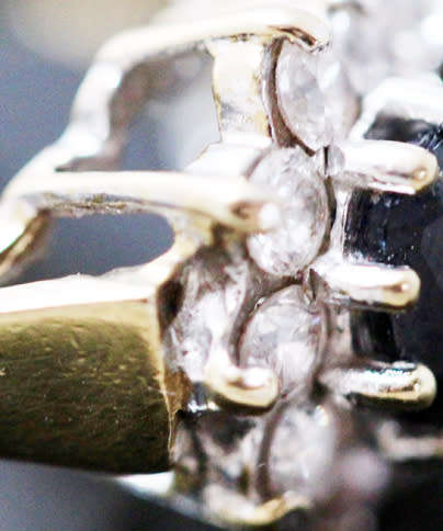 VINTAGE ENGLISH OVAL FACETED DARK BLUE SPINEL 9CT YELLOW GOLD RING. 375. LONDON 1989 ASSAY