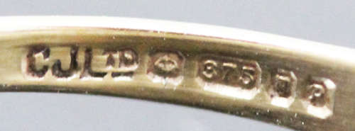 VINTAGE ENGLISH OVAL FACETED DARK BLUE SPINEL 9CT YELLOW GOLD RING. 375. LONDON 1989 ASSAY