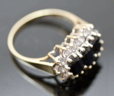 VINTAGE ENGLISH OVAL FACETED DARK BLUE SPINEL 9CT YELLOW GOLD RING. 375. LONDON 1989 ASSAY