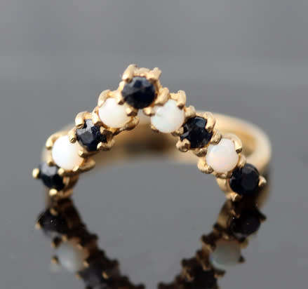 GLORIOUS ENGLISH VINTAGE SAPPHIRE AND OPAL 9CT YELLOW GOLD RING WITH A CHEVRON DESIGN. 375