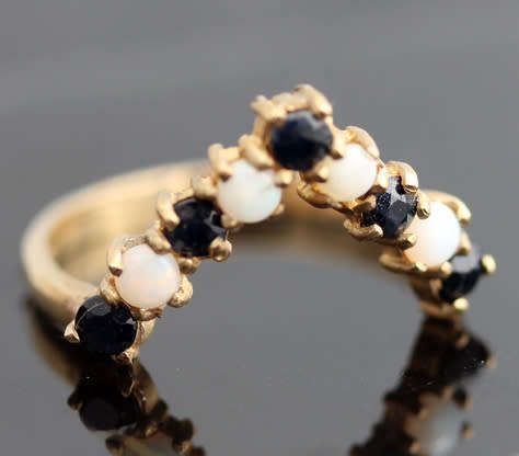 GLORIOUS ENGLISH VINTAGE SAPPHIRE AND OPAL 9CT YELLOW GOLD RING WITH A CHEVRON DESIGN. 375