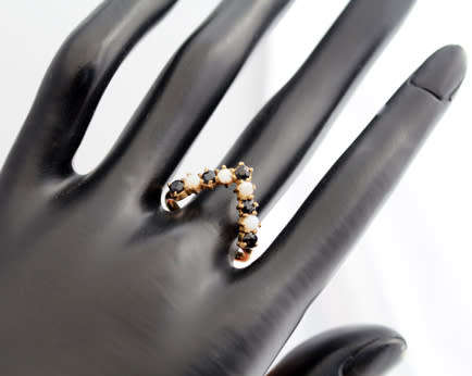 GLORIOUS ENGLISH VINTAGE SAPPHIRE AND OPAL 9CT YELLOW GOLD RING WITH A CHEVRON DESIGN. 375