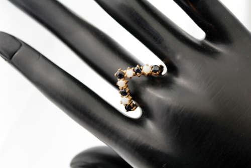 GLORIOUS ENGLISH VINTAGE SAPPHIRE AND OPAL 9CT YELLOW GOLD RING WITH A CHEVRON DESIGN. 375