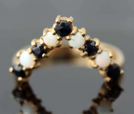 GLORIOUS ENGLISH VINTAGE SAPPHIRE AND OPAL 9CT YELLOW GOLD RING WITH A CHEVRON DESIGN. 375