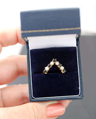 GLORIOUS ENGLISH VINTAGE SAPPHIRE AND OPAL 9CT YELLOW GOLD RING WITH A CHEVRON DESIGN. 375