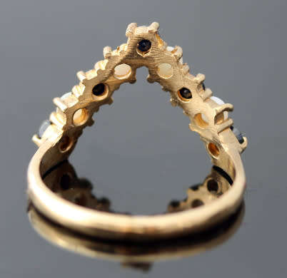 GLORIOUS ENGLISH VINTAGE SAPPHIRE AND OPAL 9CT YELLOW GOLD RING WITH A CHEVRON DESIGN. 375