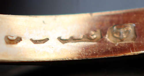 GLORIOUS ENGLISH VINTAGE SAPPHIRE AND OPAL 9CT YELLOW GOLD RING WITH A CHEVRON DESIGN. 375