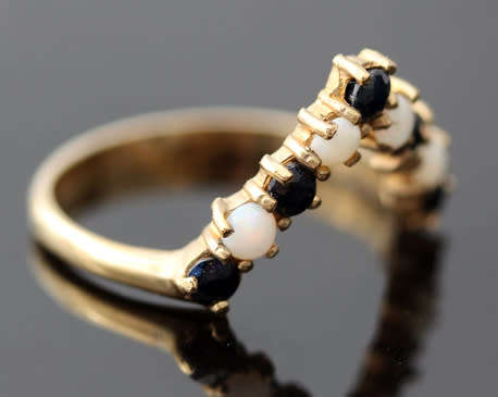 GLORIOUS ENGLISH VINTAGE SAPPHIRE AND OPAL 9CT YELLOW GOLD RING WITH A CHEVRON DESIGN. 375