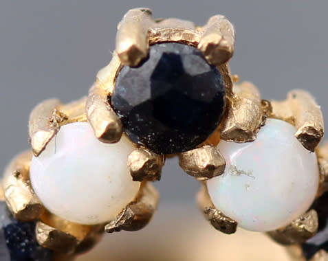 GLORIOUS ENGLISH VINTAGE SAPPHIRE AND OPAL 9CT YELLOW GOLD RING WITH A CHEVRON DESIGN. 375