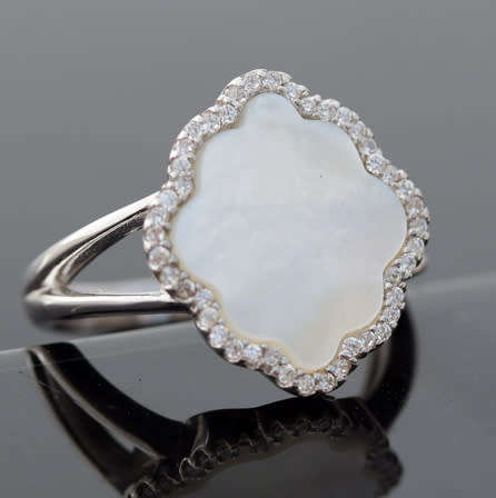 BEAUTIFUL MOTHER OF PEARL STERLING SILVER RING ACCENTED WITH CUBIC ZIRCONIA. 925