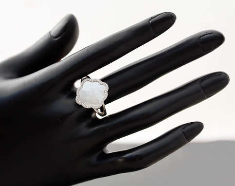 BEAUTIFUL MOTHER OF PEARL STERLING SILVER RING ACCENTED WITH CUBIC ZIRCONIA. 925